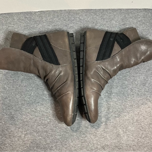 BORN women’s tan flat ankle booties. - Picture 8 of 15